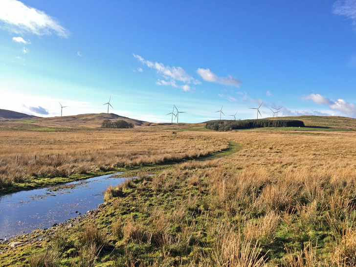 Illustration einer schottischen Moorlandschaft mit Windkraft.  - © East Point Geo
