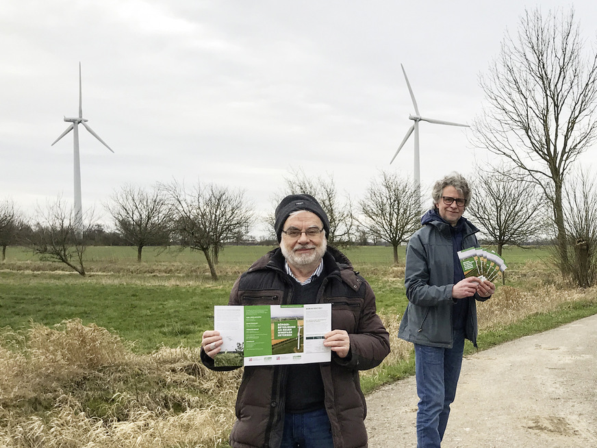 Alt-Windpark-Strom aus Uetersen für Greenpeace Energy: Die örtlichen Bürger Karl-Heinz Schlüter(vorn) und Thorsten Berndt freut der Abschluss des Stromliefervertrags. Im Sommer soll eine Bürgergenossenschaft zur Beteiligung am geplanten Repowering entstehen, das 2023 abgeschlossen sein soll.