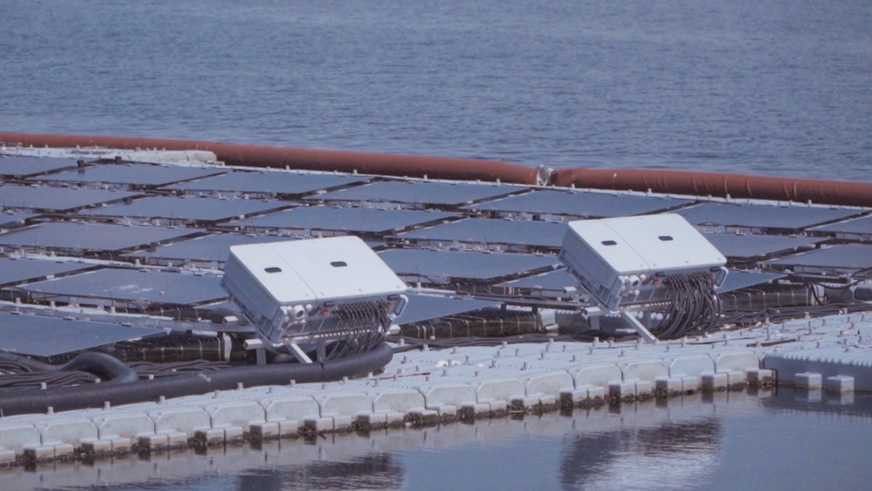 Die Module liegen fast parallel zur Wasseroberfläche. Dadurch bieten sie auch starkem Wind kaum Angriffsfläche. Die Wechselrichter sind für den Einsatz in Salzwasserumgebung ausgelegt.