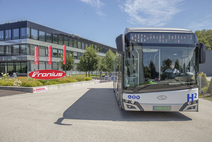 Der Wasserstoffbus von Solaris fährt mit einer Tankfüllung mindestens 350 Kilometer. Das reicht für einen Tag im Linienverkehr aus.