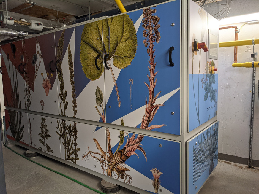 Das BHKW und der Gaskessel im Projekt in Berlin werden mit Biogas von Naturstrom betrieben. Die Kreuzberger Künstlerin Gloria Zein hat das BHKW künstlerisch gestaltet.