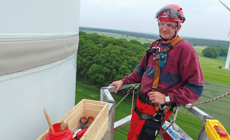 Torsten Laderholz, KTW Umweltschutztechnik, bei Sanierungsarbeit an einem Hybridturm