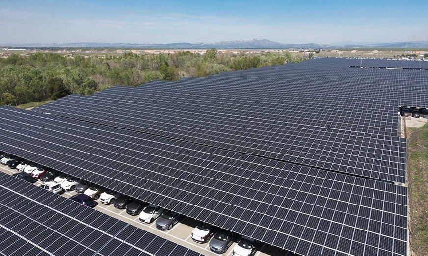 Parkplatzüberdachung mit Solaranlagen in Frankreich