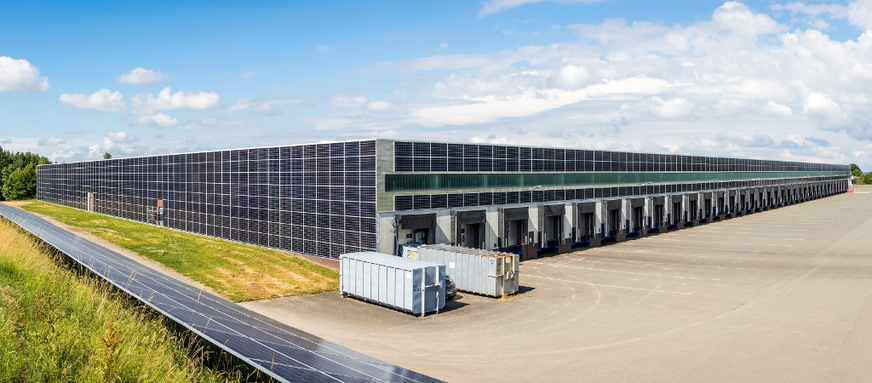 Ein Vorbild für einen geringen CO2-Fußabruck: Die Module stellt Heckert natürlich mit selbst produzierten Solarstrom her. Dazu wurde Photovoltaikanlagen sogar in die Fassade integriert.