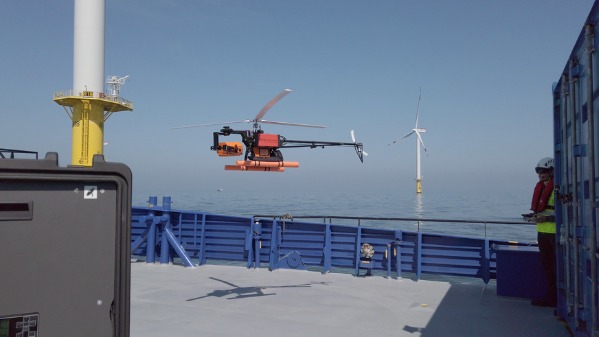 Wartung und Überwachung von Rotorblättern – hier im Offshore-Windpark mithilfe von Drohnen.