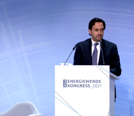 Kolumbiens Energieminister Diego Mesa Puyo berichtet dem Publikum beim Dena-Kongress, wie sein Land die Energiewende schaffen will.