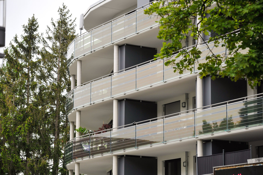 Spezialfolien aus organischem Material an den Balkonbrüstungen erzeugen Strom für die Hausbewohner.