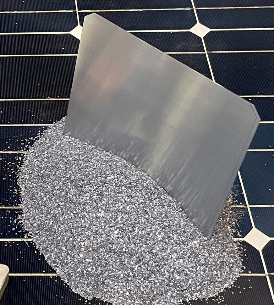 Das Ausgangsmaterial: Das Silizium wurde komplett aus alten Solarmodulen gewonnen.