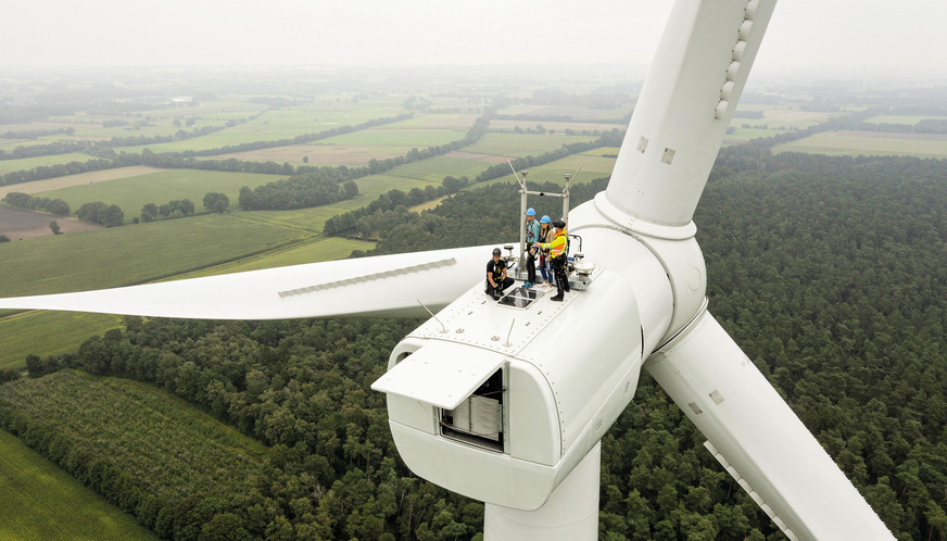 Erstbegehung des neuen Windparks Letter Bruch, der nach noch einmal neun neuen Anlagen mit je 4,1 Megawatt (MW) zusammen mit 2020 schon errichteten Anlagen 52,8 MW stark ist. Coesfelds Bürgermeisterin Eliza Diekmann lässt sich vom Projektierer die Dimensionen und Technologie erklären.