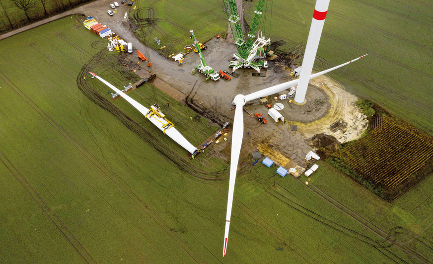 Montage eines Rotors mit 142 Meter Durchmesser: Im Windpark Letter Bruch bei Coesfeld kamen noch einmal Direktantriebsturbinen ohne Getriebe von Siemens Gamesa zum Einsatz, die der Hersteller für Windparks an Land aus der Vermarktung genommen hat.