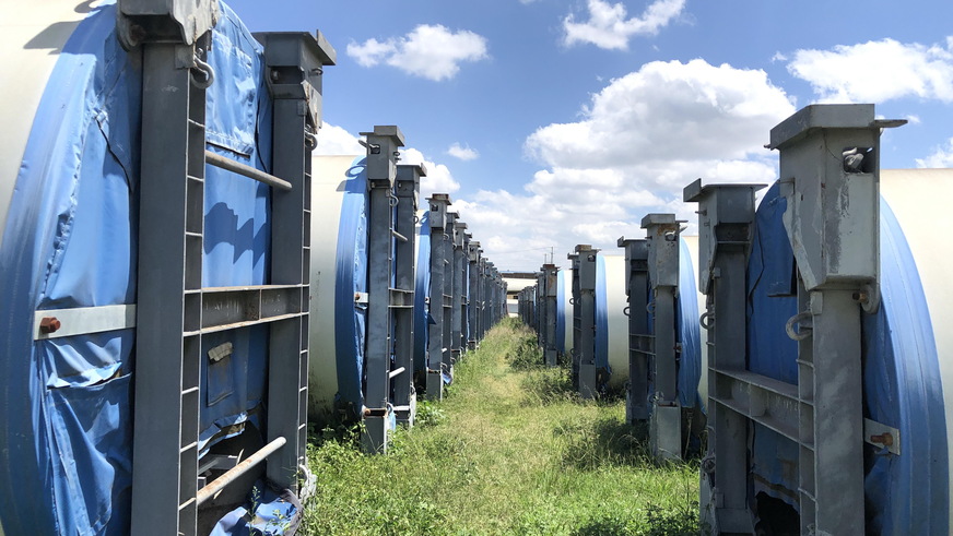 Turmsegmente des Windparks, der verschrottet werden soll. 