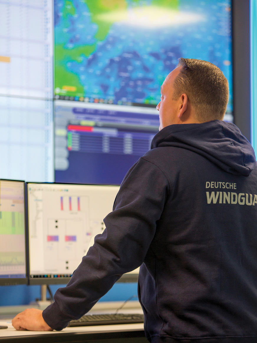 Am Leitstand in der Technischen Betriebsführung von Deutsche Windguard in Varel werden die Anlagen rund um die Uhr überwacht.