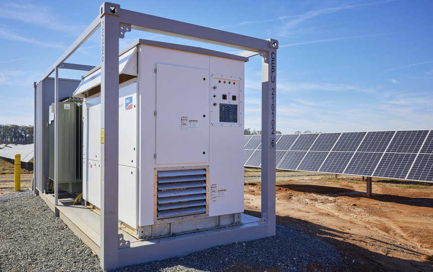 Die Mittelspannungsstation von SMA ist inklusive Speicher in einem 20-Fuß-Container untergebracht.