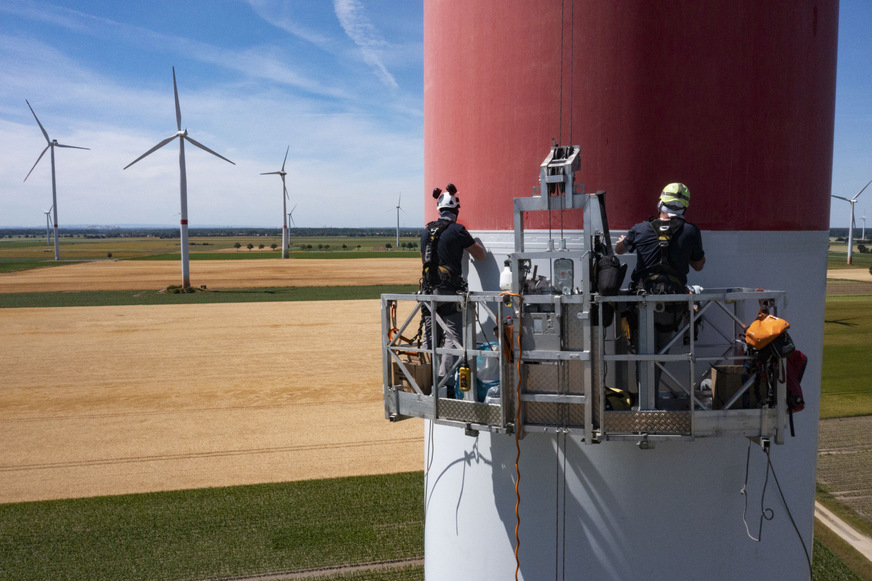 Zwar sind alle Türme ab Werk mit einer schützenden Lackschicht versehen, sobald jedoch Abplatzungen oder auch nur leichte Schäden auftreten – etwa durch Witterung oder Stöße von Werkzeugen der Techniker – ist der Aufwand, diese Schäden mit erneuter Lackierung zu versiegeln, vergleichsweise sehr hoch.
