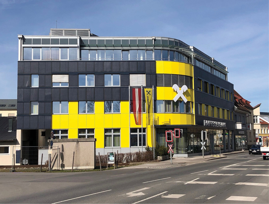 Nach der Sanierung der Raiffeisenbank im niederösterreichischen Wieselburg produziert die Fassade den Strom, der im Gebäude verbraucht wird.