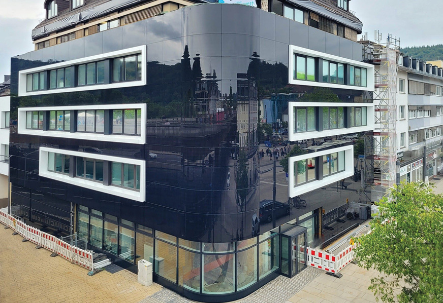 Das neue Kleid des MVZ: Die Struktur des Gebäudes ist komplett erhalten. Mit Solarfassade und weißen Passepartout-Fenstern hat sich das Erscheinungsbild komplett geändert.