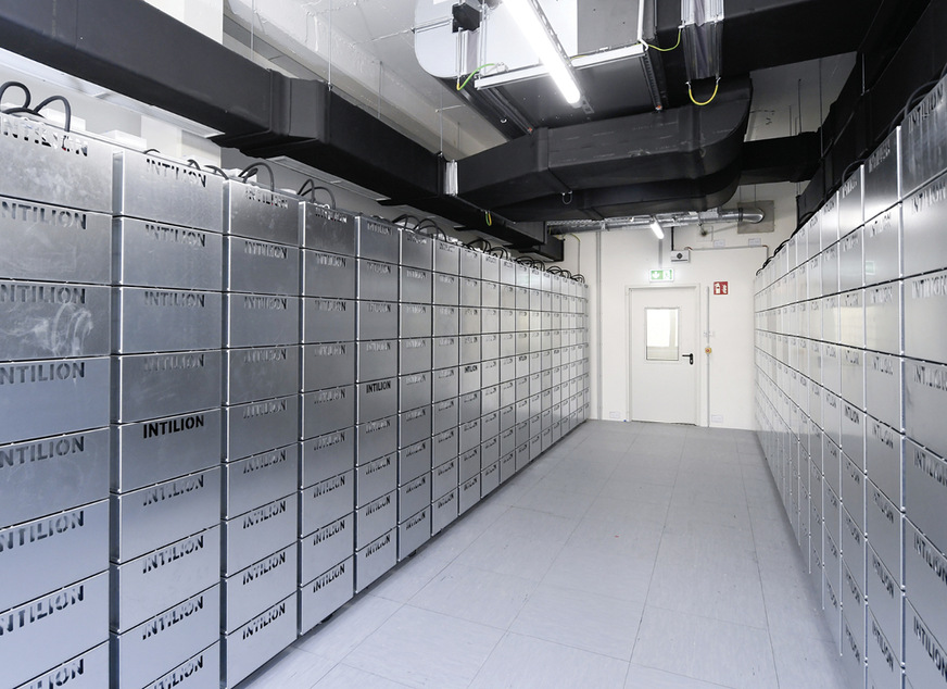 Das System in Bielefeld besteht aus 22.000 zu Batteriemodulen verschalteten Lithium-Ionen-Zellen.