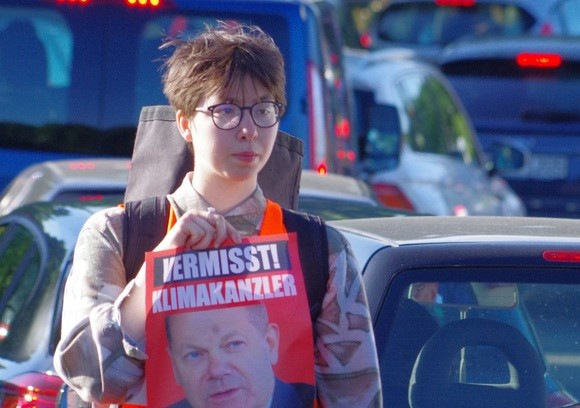 Lina Eichler bei Straßenblockaden - Letzte Generation. Vor Gericht sagte sie: „Fragen wir uns, wer die wahren Kriminellen sind: Die, die unsere Lebensgrundlagen unwiederbringlich zerstören oder die, die darauf aufmerksam machen?“