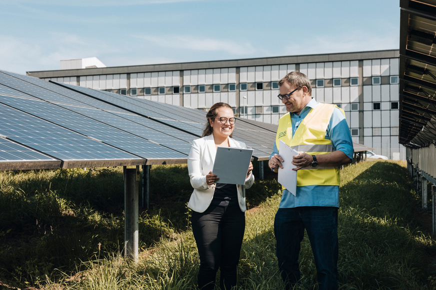 Uneingeschränkte Freude am Projekt: Ist der Solarpark optimal eingestellt, fallen Ertragsverluste weg. Läuft ein Wechselrichter nicht richtig, wird das beim Monitoring festgestellt.