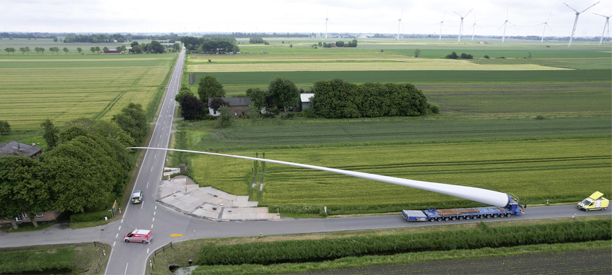 Transport eines 70-Meter-Rotorblattes zum Standort Vettenbüttel in Schleswig-Holstein. Die drei N149 erzeugen seit Dezember Strom.
