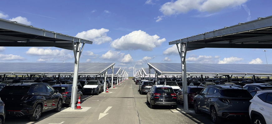 WI Energy baut im sächsischen Rackwitz einen riesigen solar überdachten Carport.