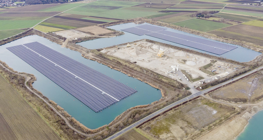 Der Bau von schwimmenden Solaranlagen ist ein ganz eigenes Segment. 2023 ging diese Anlage bereits im österreichischen Grafenwörth mit 24,5 Megawatt Leistung in Betrieb.