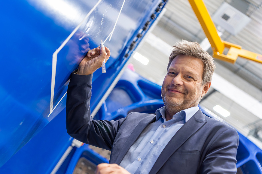 Mal ein schöner Termin für den Minister: Robert Habeck signiert die Maschine bei ihrer offiziellen Einweihung.