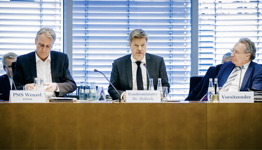 Bundeswirtschaftsminister Robert Habeck (Mitte), der Parlamentarische Staatssekretär Stefan Wenzel (links) und der Ausschussvorsitzende Klaus Ernst im Ausschuss für Klima und Energie