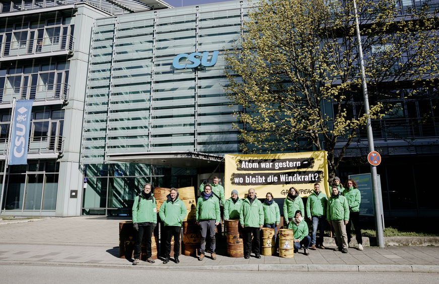 Demonstration vor der CSU-Zentrale in München für Wind- statt Atomkraft in Bayern