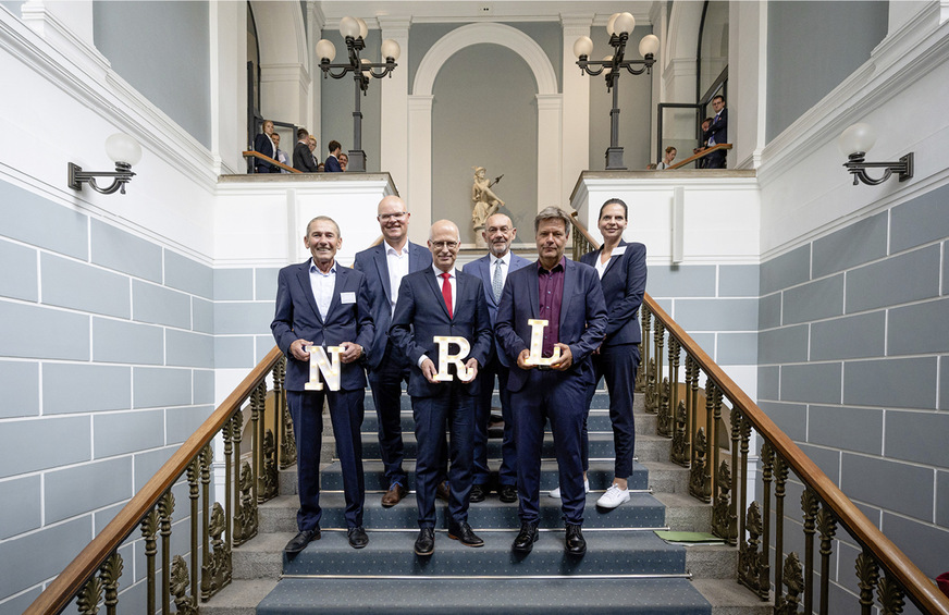 Fototermin 2022 in der Hamburger Handelskammer zum NRL-Start (von links): HAW-Professor Werner Beba, Tobias Goldschmidt, Klimaschutzminister Schleswig-Holsteins, Hamburgs Bürgermeister Peter Tschentscher, Handelskammer-Präsdident Norbert Aust, Bundesumweltminister Robert Habeck und die Wirtschaftsstaatssekretärin von Mecklenburg-Vorpommern, Ines Jesse