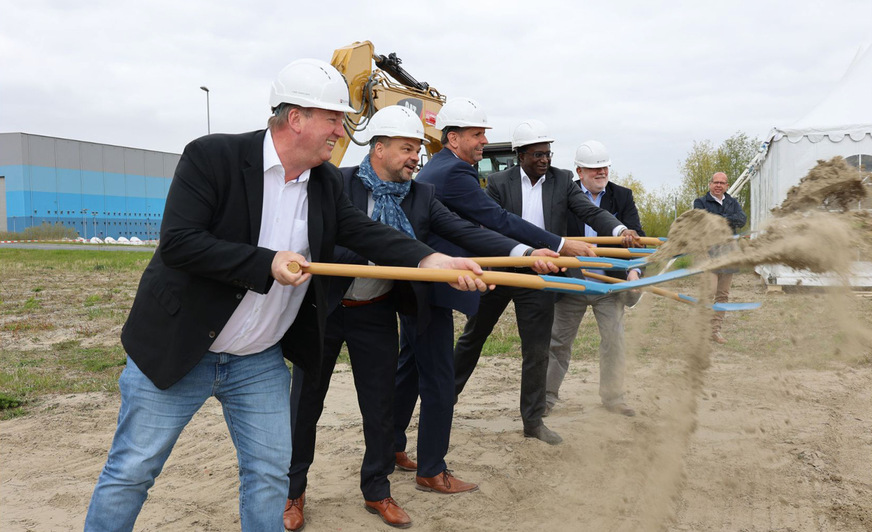 Wasserstoff rundum:Teststand der TÜV Nord Group (oben links), Pilot­elektro­lyseanlage von Thyssenkrupp in Duisburg (oben), Teststand zur Methanisierung von Wasserstoff im Technologiezentrum Energie-Campus in Hamburg (Mitte) und Spatenstich für eine Zwei-Megawatt-Elektrolyseanlage in Cuxhaven (unten): vor der Produktionshalle des Windturbinen-Turmbauers Titan Wind mit Niedersachsens Wirtschaftsminister Olaf Lies (3. von links).