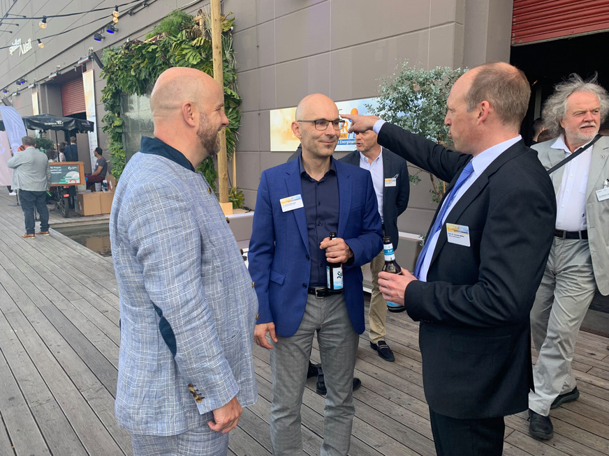 Thorsten Müller, Mitgründer der&nbsp;Stiftung Umweltenergierecht (r.), zeigt WPD-COOHartmut Brösamle, wo die Reise für die Erneuerbaren hingeht.&nbsp;