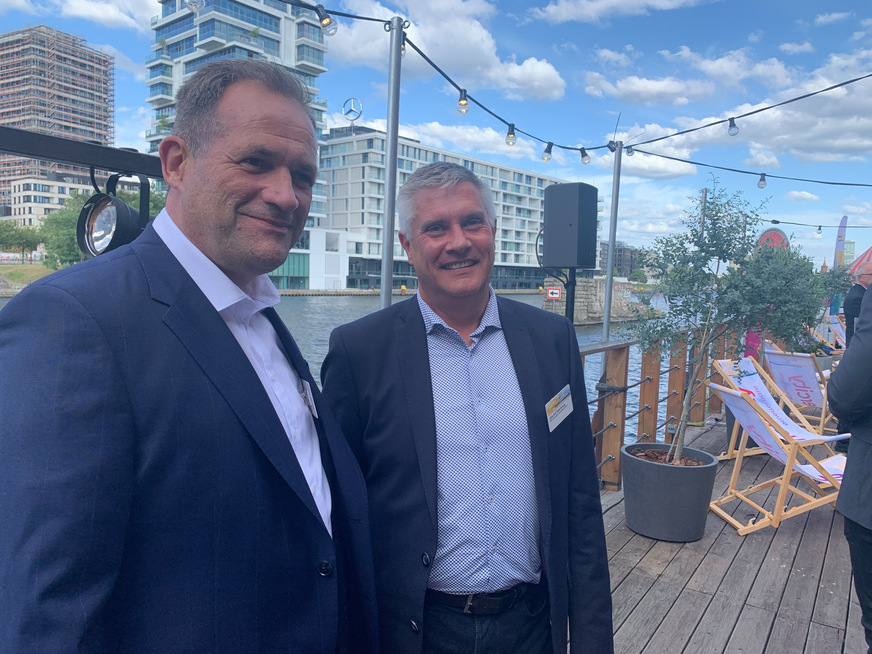 Es geht ums Geschäft, wenn Manager von UKA und RWE (rechts: Jens Edler-Krupp, Leiter Onshore Wind Deutschland bei RWE Renewables) so dicht zusammenstehen. Wind war mit Sicherheit das Thema.