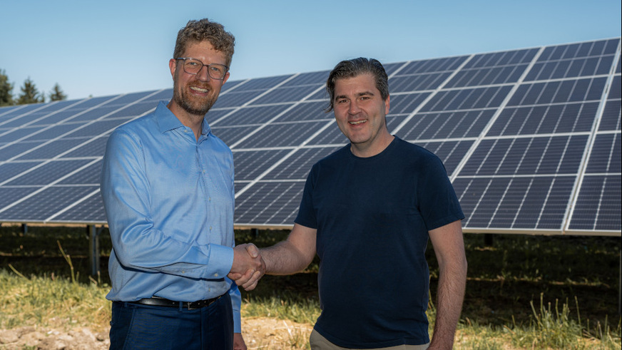 Sie haben einen Stromliefervertrag abgeschlossen: Dirk Neumayer (links) und Werner Tenschert, Betreiber der Solaranlage in Bayern.