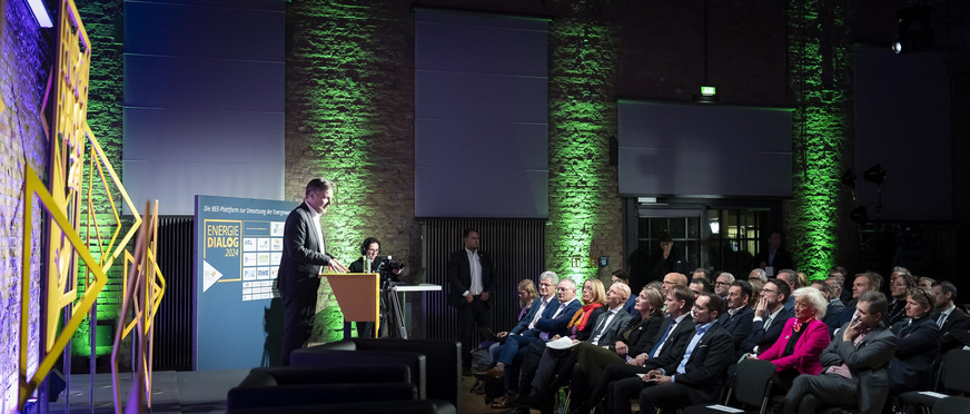 Robert Habeck vor dem erlesenen Publikum auf dem EUREF-Campus beim BEE-Energiedialog.