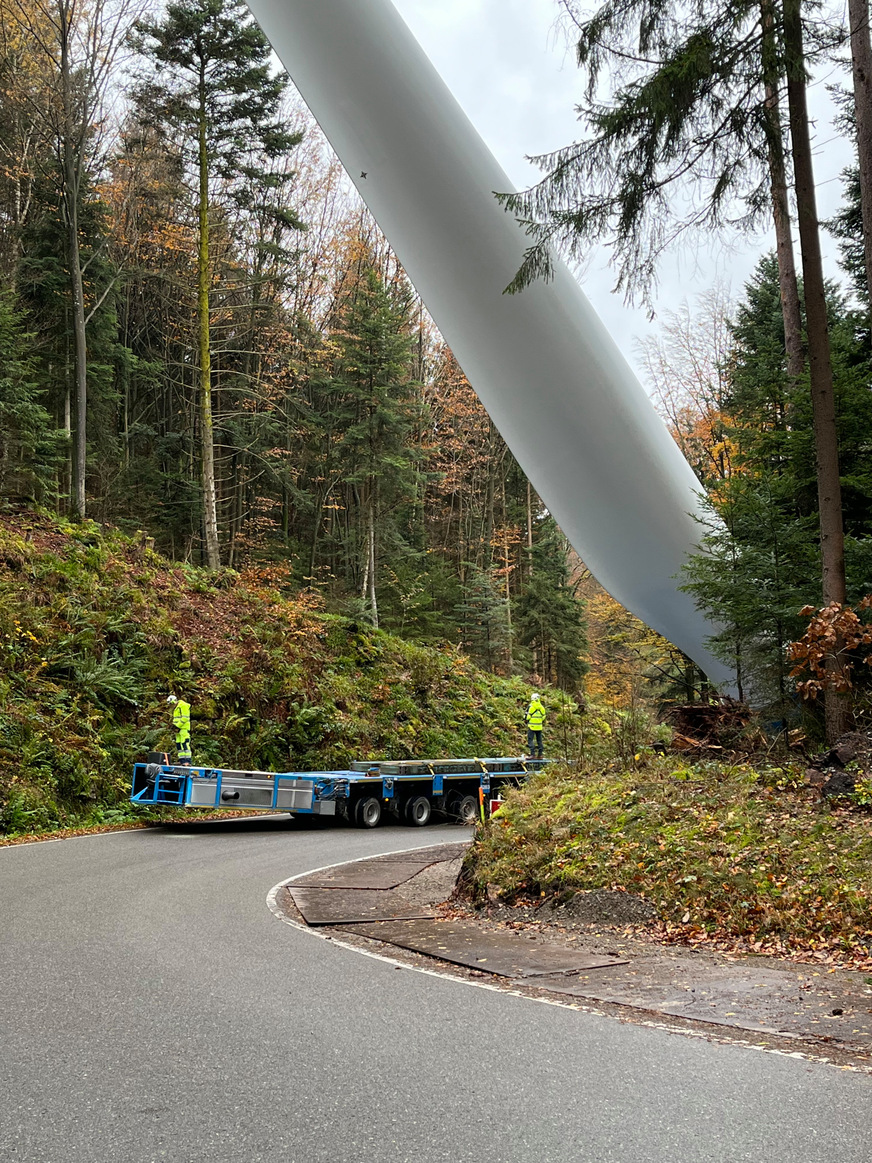 Rotorblatttransport zum Windpark Langenbrander Höhe im Nordschwarzwald bei Pforzheim