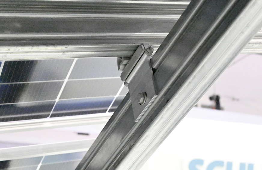 Kleines Detail mit großer Wirkung: Das Kippgelenk bringt Flexibilität in das Montagesystem von Schletter.