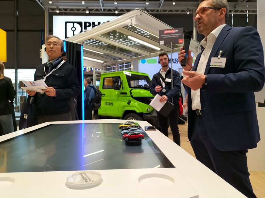 Guided Tour am Stand von Phoenix Contact: punktgenaue Beladung der Firmen-Elektro-Fahrzeugflotte zur Vermeidung höherer Stromtarife
