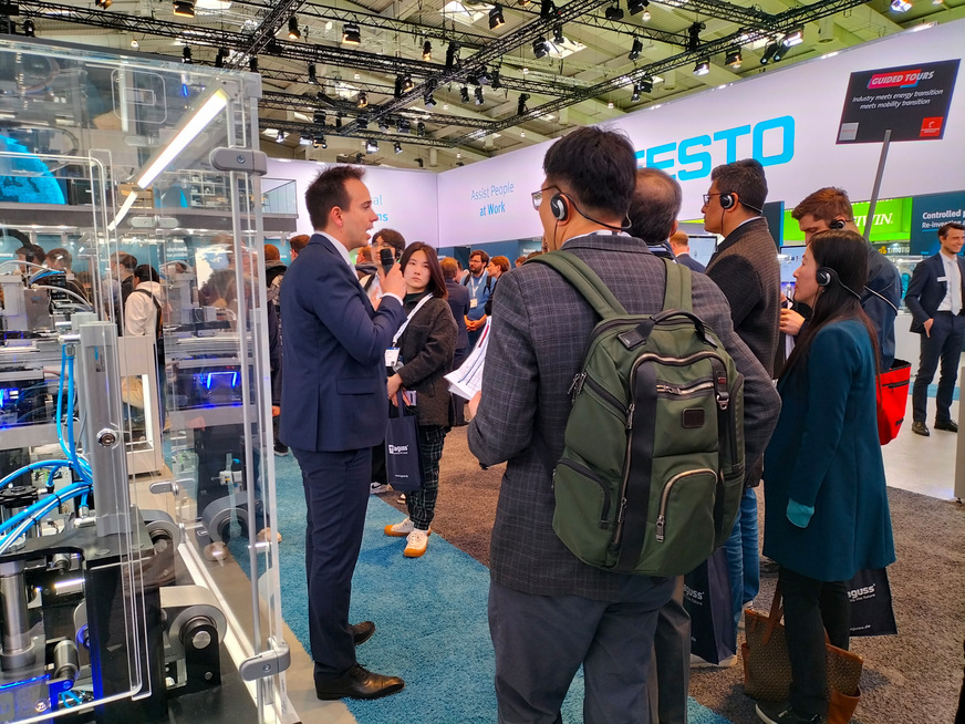 Guided Tour am Stand von Festo: Automobilzulieferer entwickelt Technik für die Komplettumstellung der Autofertigung, …