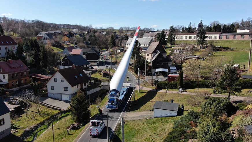 Rotorblatttransport für Sabowind-Projekt einer 5,7-Megawatt-Nordexturbine durch den Ort Sadisdorf im März 2024
