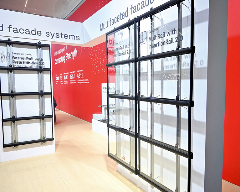 K2 Systems hat in diesem Jahr die Lösung für Beton- und Steinfassaden weiterentwickelt, um die Dämmung bei Bestandsgebäuden nur ein wenig zu öffnen.