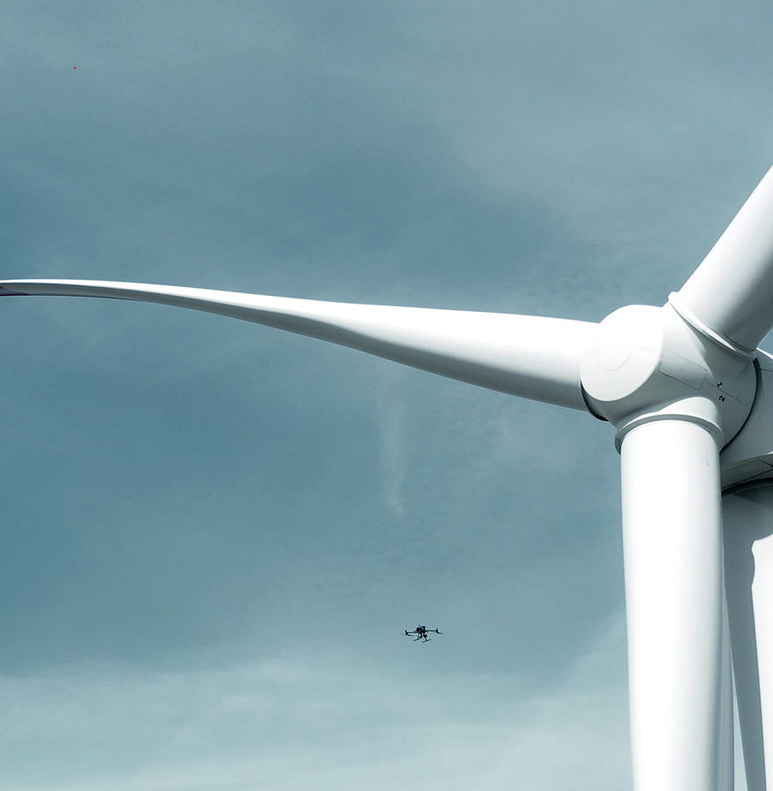 Eine autonom fliegende Drohne mit Kamera – künstliche Intelligenz unterstützt anschließend bei der Analyse der optischen Daten.