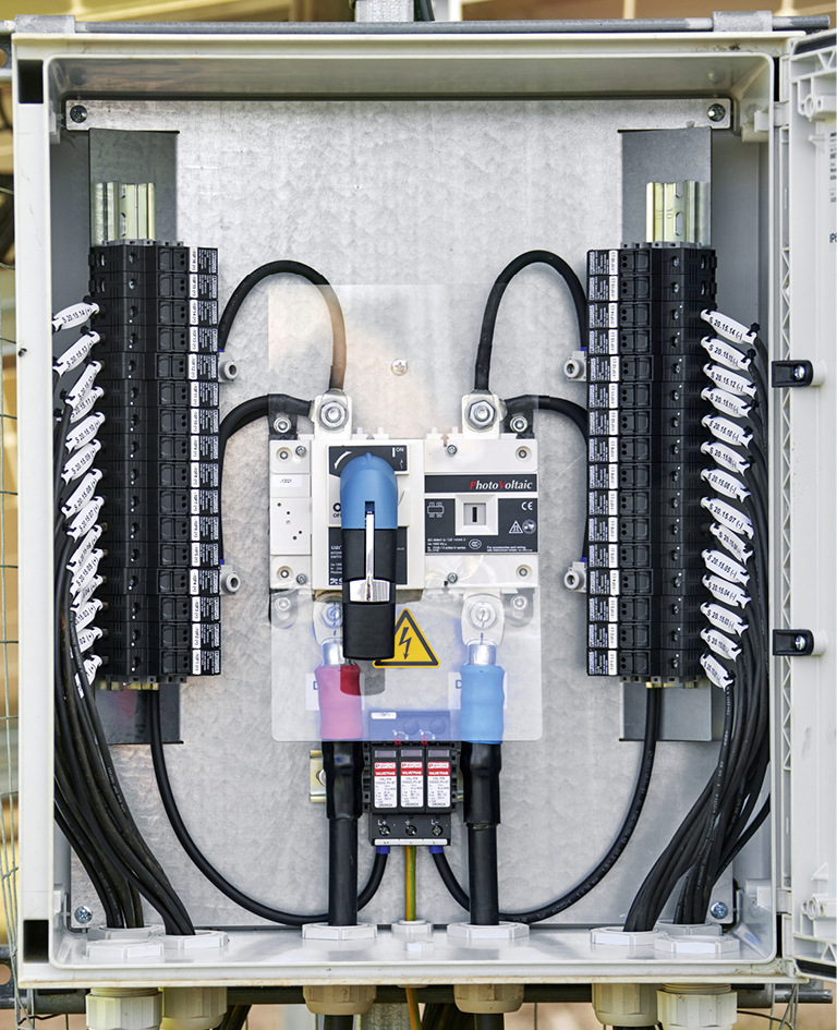 525 platzsparende Generatoranschlusskästen sammeln die Ströme der 7.350 PV-Strings ein und leiten diese an die gleiche Anzahl an SHP75-Invertern von SMA weiter.
