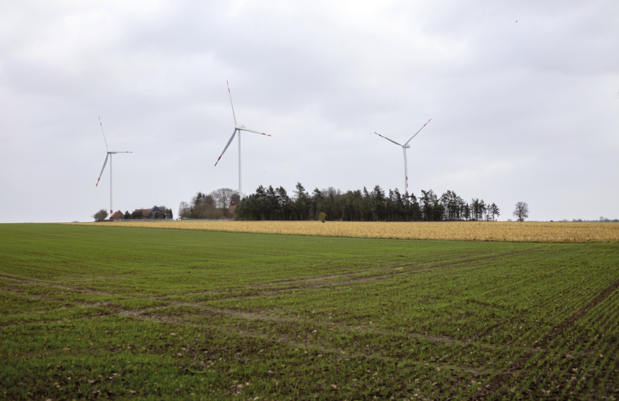 Die historische Mühle ist von fast allen Seiten nicht einmal zu sehen.