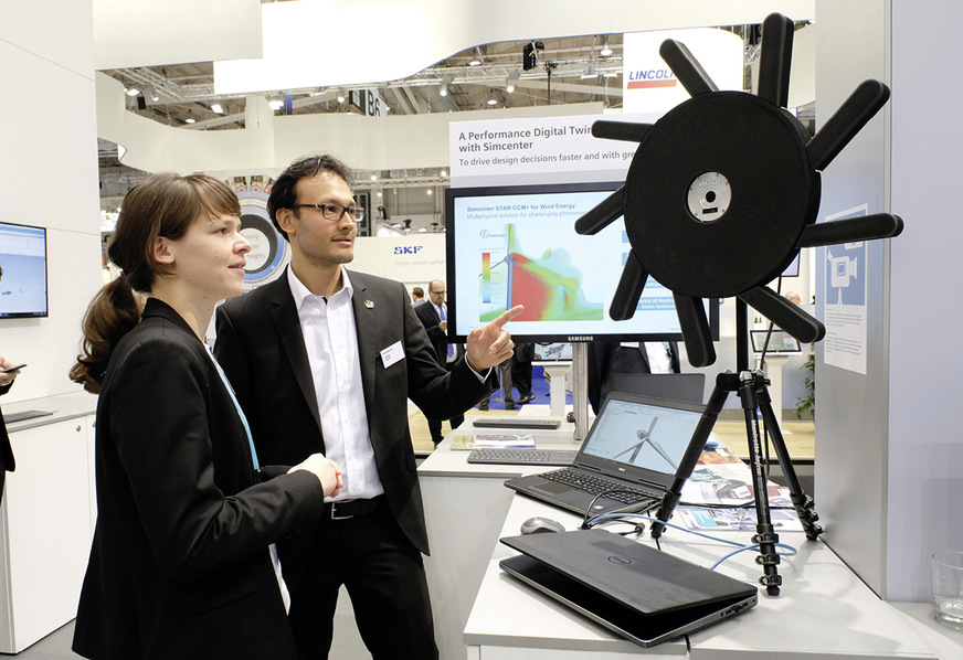 Messgeräte zur Schallmessung (rechts) und Strömungssimulation des Windes (Mitte) am Stand von Siemens zur Wind Energy Hamburg 2018.