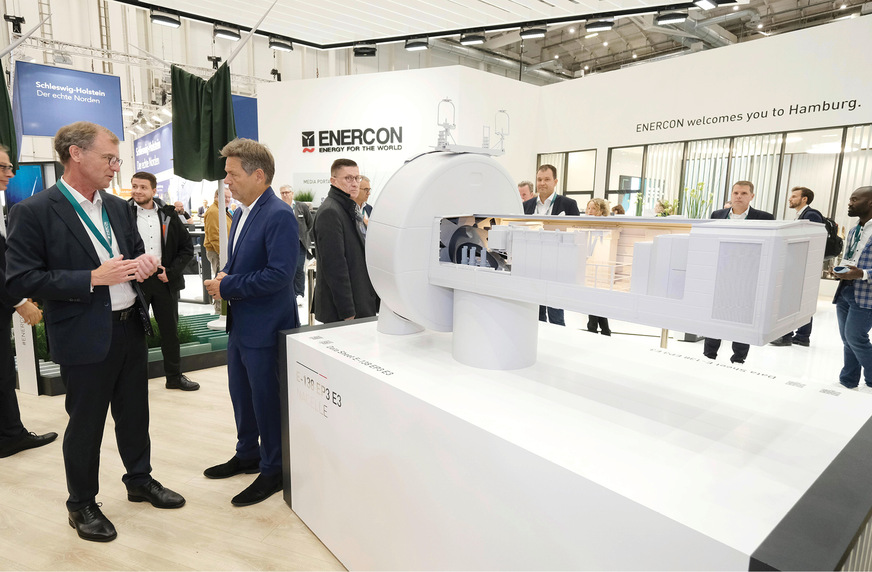 Bundeswirtschaftsminister Robert Habeck macht am Enercon-Messestand auf der Wind Energy Hamburg dem Enercon-Chef Jürgen Zeschky (links) seine Aufwartung.