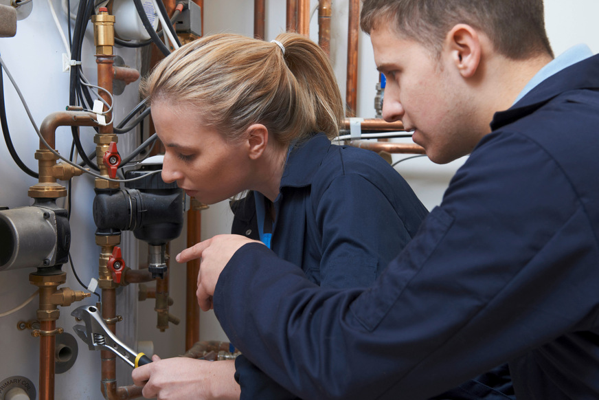 Ohne Auszubildende stockt die Energiewende - etwa beim Thema Wärmepumpe.