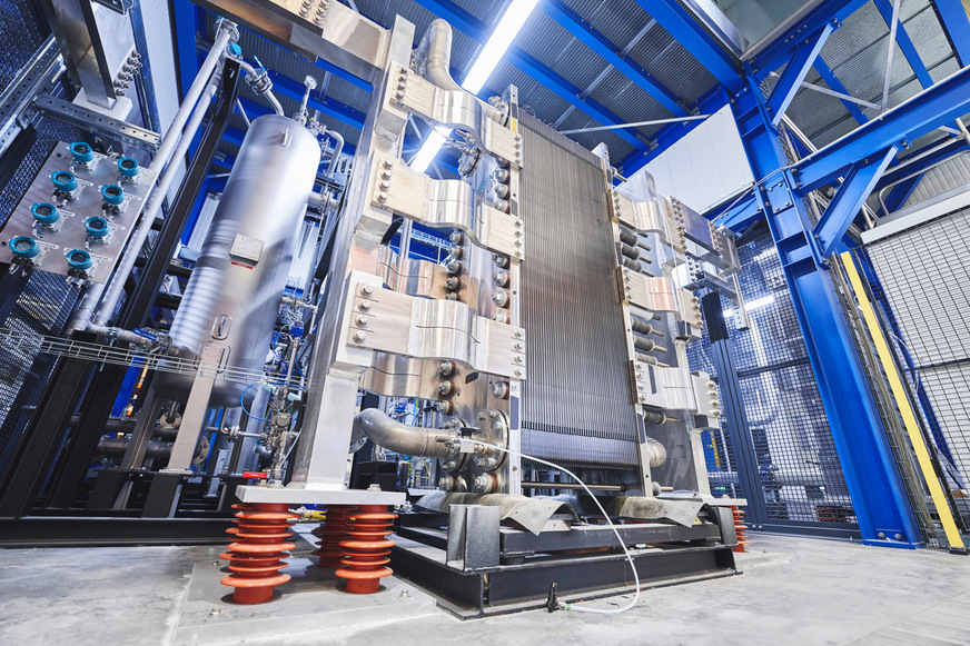 Aufbau eines Elektrolyseurs mit umgebender Testinfrastruktur