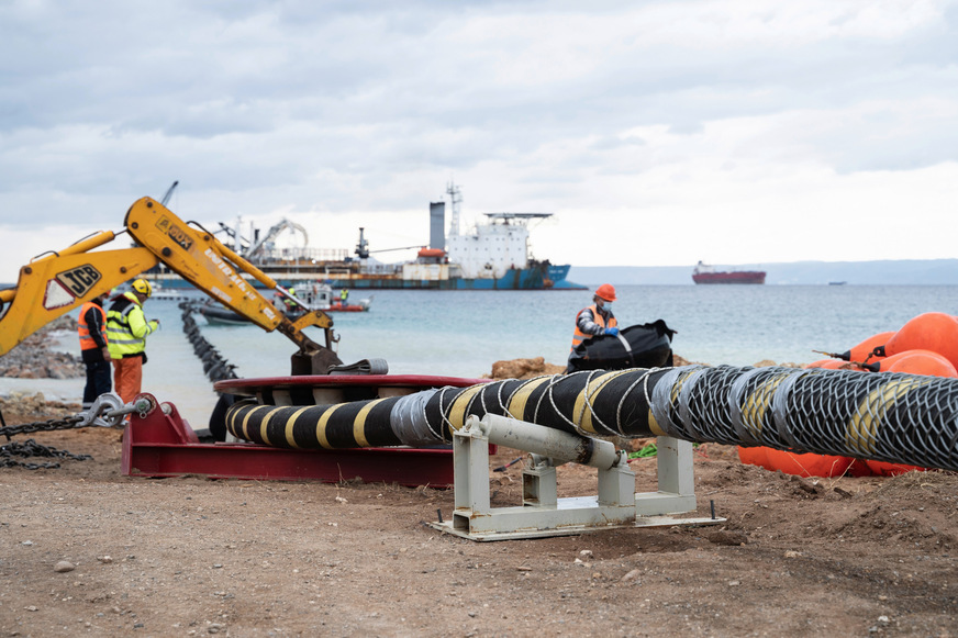 Bauarbeiten im Dezember 2022: Verlegung eines Hochspannungskabels zur Verbindung der Insel Kreta mit der Peleponnes-Halbinsel durch Übertragungsnetzbetreiber Admie/IPTO: zwei Kabel mit 42 und 132 Kilometer Länge.