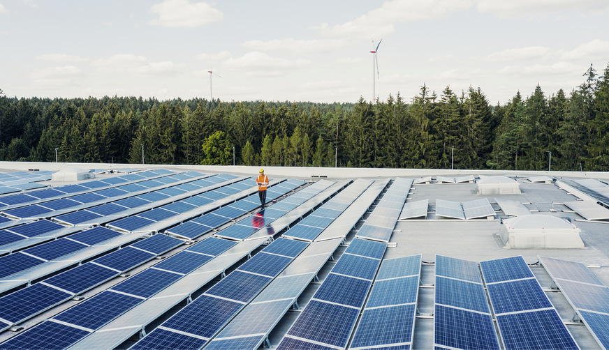 Eigenversorgung, Max Bögl, Sengenthal: bilanziell durch Anteile am Windpark (hinten), Photovoltaik (PV) auf dem Dach und schwimmende PV in der eigenen Sandgrube. Nun will Max Bögl die Großwindturbine Vestas V172 errichten und ans Werksnetz anschließen.